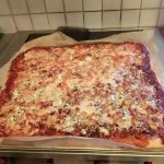 Pizzaa tehtiin hiihtoloman kunniaksi oikein koko iso uunipellillinen.